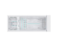 Witte zwemspa met zitplaatsen en liggedeelte, elegante jacuzzi buiten voor zwemmen en ontspanning.