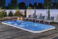 Moderne blauwe zwemspa buiten met waterjets en ligstoelen, luxe jacuzzi kopen voor sport en ontspanning.