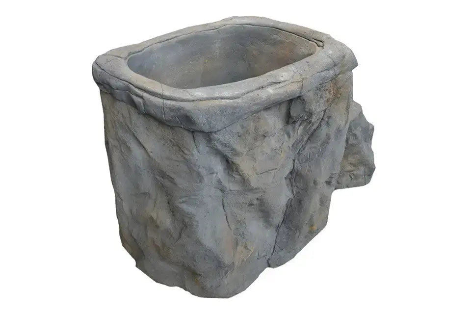 Lichtgrijs rock ice bath met robuuste structuur, ideaal als jacuzzi buiten of zwemspa voor ijsbaden.
